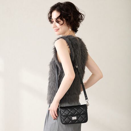 LeBOfUC̃{bNX^V_[obÓAꂽtHg₷AIIt킸lXȃV[Ŋ􂵂ĂꂻBɂ͕̃|PbgtĂ̂ɉAX}[gtHȂǂ̕Ki܂RpNgȃTCYȂ̂ŁAƂOoɂ҂ByIXXPOINTzTCȟіڂقǂăV_[̒߂\TvɂĎBeĂ܂̂ŁA~FASFAn̐F̎dlɕύXꍇ܂B炩߂B[^:BA-262]