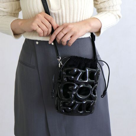 ʂɁwFun Goo Funx̕ꂽIȃfUCɒ悢ĉfނ킹AՂƂ̊ڂV_[obOBJ[́Ag񂵂₷ubNƁAR[fBl[g̃ANZgɂ҂̃bhACG[̂RFWJBOƓF̋В܂ĂAgĂ邤ɊԌJ₷̂Ŋyɏoꂪ\BOfUCɂ́AƂĂyhƖhɗDꂽEVAfނgpĂAt̃V_[͒߂\Ȃ̂Ō|/΂ߊ|2WAYŎgpł̂BsWhat's fungoofun(t@O[t@)?tfungoofun̓hCc̃bhhbgfUC܂iF DESIGN AWARD܂fUCi[`[ɂčꂽuhłBɗDƎEVAfނgTXeiuňۓIȃfUC̃obO|[`͐E璍ڂW߂Ă܂BTvɂĎBeĂ܂̂ŁA~FASFAn̐F̎dlɕύXꍇ܂B炩߂B[^:G-0025]