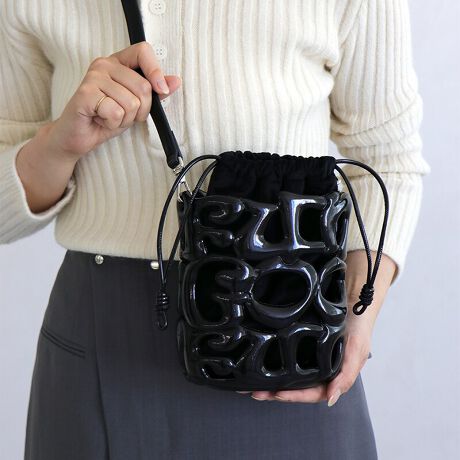 ʂɁwFun Goo Funx̕ꂽIȃfUCɒ悢ĉfނ킹AՂƂ̊ڂV_[obOBJ[́Ag񂵂₷ubNƁAR[fBl[g̃ANZgɂ҂̃bhACG[̂RFWJBOƓF̋В܂ĂAgĂ邤ɊԌJ₷̂Ŋyɏoꂪ\BOfUCɂ́AƂĂyhƖhɗDꂽEVAfނgpĂAt̃V_[͒߂\Ȃ̂Ō|/΂ߊ|2WAYŎgpł̂BsWhat's fungoofun(t@O[t@)?tfungoofun̓hCc̃bhhbgfUC܂iF DESIGN AWARD܂fUCi[`[ɂčꂽuhłBɗDƎEVAfނgTXeiuňۓIȃfUC̃obO|[`͐E璍ڂW߂Ă܂BTvɂĎBeĂ܂̂ŁA~FASFAn̐F̎dlɕύXꍇ܂B炩߂B[^:G-0025]