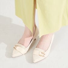 厚手クッション入り【26春夏新作】サイドバックルポインテッドトゥパンプス/62104