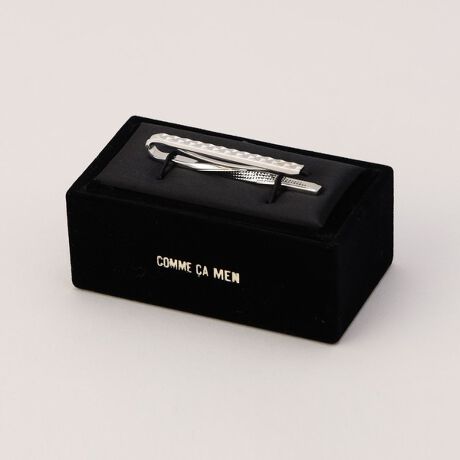 [^ԁF07-52UG05-204]u{ɃlN^Cs􂷂̂́AWPbgE̋G߂ł́cHvsfށt^JfނɁAjbPbLH{fނłB^Jfނ͓ƈ킹ŁAgybgȂǂɎgAxƂȂ₩̃oX̗ǂfނłBsfUCtׂăX^CbVȁAo[VulN^CsłB_CJbgƌĂ΂A_Ch̃Jb^[ŕ{̊̂fUCɂ邱ƂŁAVvȃfUCȂAɂđ݊邱Ƃł܂B{lN^CsɃfUC悤ƎvƁAǂĂSAJ[mʗłA̓_ChJbgŃlN^C̕זȂfUCɂ܂BulN^Csɏ{ȋG߂͂܂񂪁AtĂ̓WPbgE@邩炱ApIɎĝł͂Ȃł傤IHvtFgñX|W̃{bNXP[XtȂ̂łł̕ۊǂɂpBÕ{bNX݂̂ƂȂ܂B{̃bsO͂܂̂łB