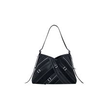 ミディアムサイズのバックル付きレザー風バッグ