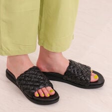編み込みデザイン厚底フラットサンダル
