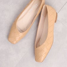 イントレチャート柄型押しフラットシューズ