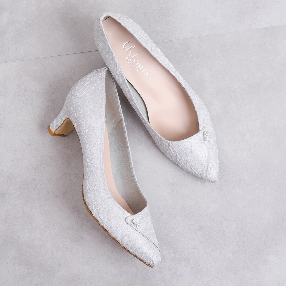 ソフトポインテッドトゥ Uカットローヒールパンプス | アルテミス by