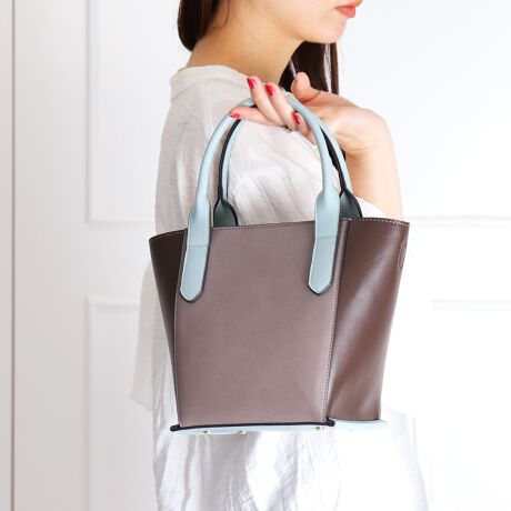 sfUCtEƒɃANZgJ[Ԃ̃nhobOBubN͍Fł̂łBEƓF̃V_[XgbvtAׂ߂Ȃ̂Ŏ΂ߊ|ĂꂢڂȈہBEt@Xi[JŒʋΓdԂ◷s̎SłBEƂtHŁAItBXJWAGKgȃXJ[gX^CAꂢڃJWA܂ŕLR[fBl[gƍ킹₷̂BEdHAs܂ŁAFXȃV[Ŋ􂵂Ă闊obOłBs@\tEetŎ܂BE350mlybg{gA2܂zAȃ|[`]TŎ܂Aڂ[͂ՂBEJFt@Xi[E|PbgFI[v|Pbg~1At@Xi[Oɔd؂̃I[v|Pbg~2iX}zAnJ`傫łjETCYF20cm/17cm/}`13cm/΂ߊ|łV_[XgbvŒ115cmiO\jEdF530gi͍vfނgpĂ܂Bv͑fނ̐AԂ߂ƕ\ʂɂЂъ┍ꂪNꍇ܂B\߂܂悤肢܂BBeɂA̓ŐFČꍇ܂B炩߂B-INFORMATION-îCɓo^ĂĂēגʒm󂯎邱Ƃł܂̂ŁA񂲓o^IuĥCɓo^ViēׂȂǁAȏ󂯎邱Ƃł܂B[^:AI5163]