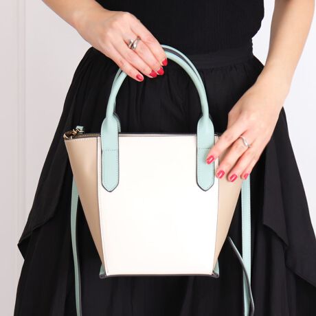 sfUCtEƒɃANZgJ[Ԃ̃nhobOBubN͍Fł̂łBEƓF̃V_[XgbvtAׂ߂Ȃ̂Ŏ΂ߊ|ĂꂢڂȈہBEt@Xi[JŒʋΓdԂ◷s̎SłBEƂtHŁAItBXJWAGKgȃXJ[gX^CAꂢڃJWA܂ŕLR[fBl[gƍ킹₷̂BEdHAs܂ŁAFXȃV[Ŋ􂵂Ă闊obOłBs@\tEetŎ܂BE350mlybg{gA2܂zAȃ|[`]TŎ܂Aڂ[͂ՂBEJFt@Xi[E|PbgFI[v|Pbg~1At@Xi[Oɔd؂̃I[v|Pbg~2iX}zAnJ`傫łjETCYF20cm/17cm/}`13cm/΂ߊ|łV_[XgbvŒ115cmiO\jEdF530gi͍vfނgpĂ܂Bv͑fނ̐AԂ߂ƕ\ʂɂЂъ┍ꂪNꍇ܂B\߂܂悤肢܂BBeɂA̓ŐFČꍇ܂B炩߂B-INFORMATION-îCɓo^ĂĂēגʒm󂯎邱Ƃł܂̂ŁA񂲓o^IuĥCɓo^ViēׂȂǁAȏ󂯎邱Ƃł܂B[^:AI5163]