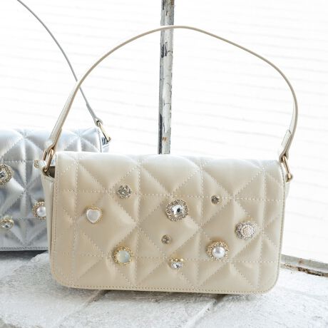 sfUCtEn[g₨Ԃ̗̓IȃrW[p[cڂobOBEcƃV{̂ӂƂLeBOfނŏ炵͋CłBEzX}zȂǁAKvȂ̂eʁBEOwʂɃ|PbgtĂAɎoICJ[h⌮Ȃǂ̂ɕ֗łBEiȃs[XXJ[gƍ킹ĂĂ΂ɁBEt̃V_[xgŎ΂ߊ|ăANeBuɓCxgɁBE^Ă̓ɂAH~̈ÐFAE^[ɂfĝ悢obOłBs@\tJF}Olbgtbv|PbgFI[v|Pbg~1/t@Xi[|Pbg~1AO}Olbg|Pbg~PTCYFc13cm/23.5cm/}`7cmO\ȃV_[xg5iKŒ\d380grW[`[t͋Ռ|ɂj̋ꂪ܂BӂBi͍vfނgpĂ܂Bv͑fނ̐AԂ߂ƕ\ʂɂЂъ┍ꂪNꍇ܂B\߂܂悤肢܂BBeɂA̓ŐFČꍇ܂B炩߂B-INFORMATION-îCɓo^ĂĂēגʒm󂯎邱Ƃł܂̂ŁA񂲓o^IuĥCɓo^ViēׂȂǁAȏ󂯎邱Ƃł܂B[^:KB5661]