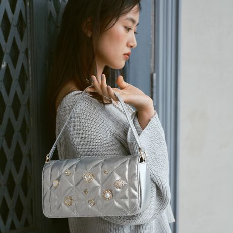 sfUCtEn[g₨Ԃ̗̓IȃrW[p[cڂobOBEcƃV{̂ӂƂLeBOfނŏ炵͋CłBEzX}zȂǁAKvȂ̂eʁBEOwʂɃ|PbgtĂAɎoICJ[h⌮Ȃǂ̂ɕ֗łBEiȃs[XXJ[gƍ킹ĂĂ΂ɁBEt̃V_[xgŎ΂ߊ|ăANeBuɓCxgɁBE^Ă̓ɂAH~̈ÐFAE^[ɂfĝ悢obOłBs@\tJF}Olbgtbv|PbgFI[v|Pbg~1/t@Xi[|Pbg~1AO}Olbg|Pbg~PTCYFc13cm/23.5cm/}`7cmO\ȃV_[xg5iKŒ\d380grW[`[t͋Ռ|ɂj̋ꂪ܂BӂBi͍vfނgpĂ܂Bv͑fނ̐AԂ߂ƕ\ʂɂЂъ┍ꂪNꍇ܂B\߂܂悤肢܂BBeɂA̓ŐFČꍇ܂B炩߂B-INFORMATION-îCɓo^ĂĂēגʒm󂯎邱Ƃł܂̂ŁA񂲓o^IuĥCɓo^ViēׂȂǁAȏ󂯎邱Ƃł܂B[^:KB5661]