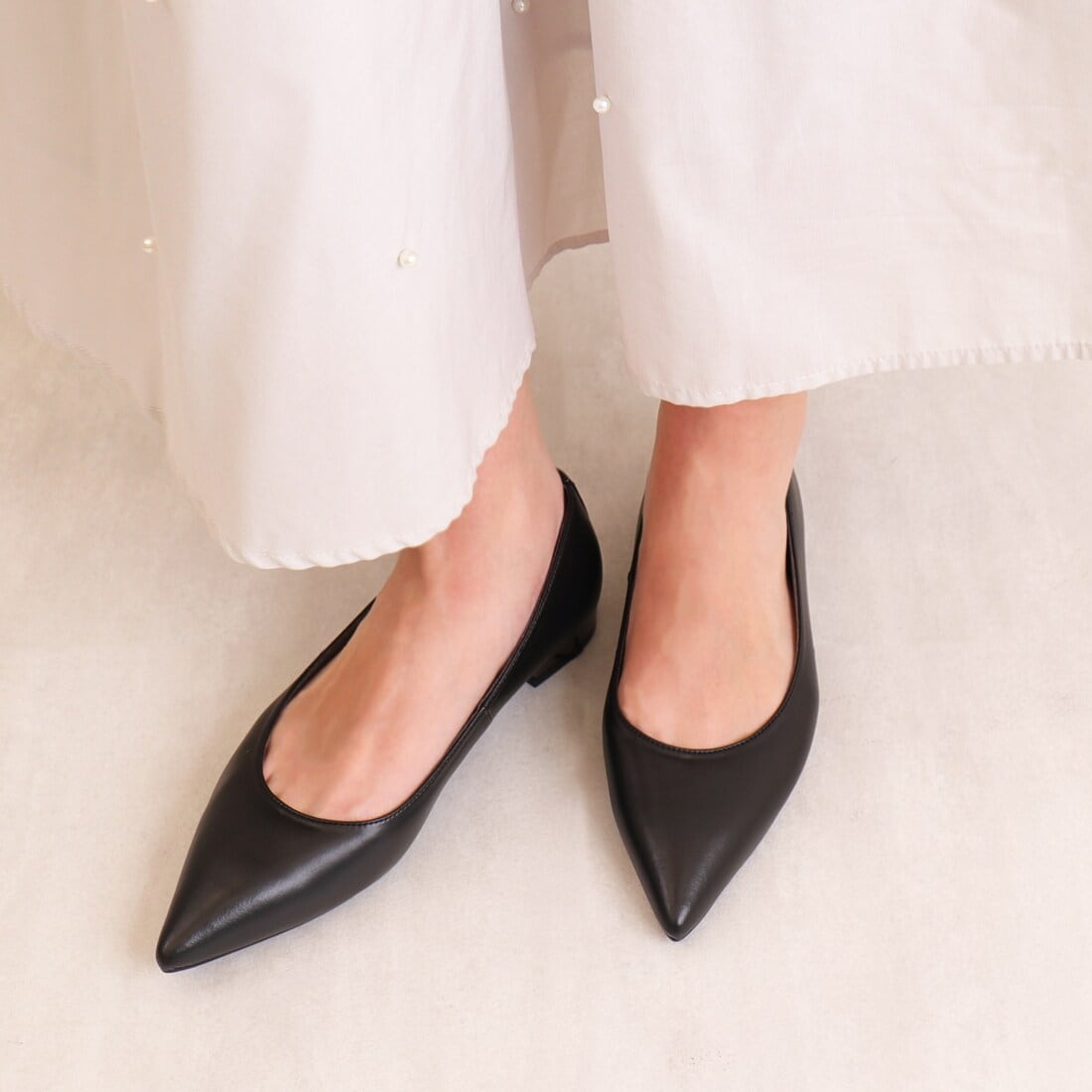 ビジューバックルストラップ ポインテッドトゥエナメルフラット