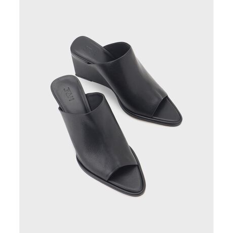 [^ԁF0525172212]b[_ȃfUCۓIJVAM̃T_BȂǂ̂ȂꂽVvȃfUCȂA悭|CebhgDdāBX^CAbv8cm̃q[AEGbW\[ň肵SnigɊ|CgłB-JVAM / WFCB[G[G- fUCi[ɒOjƃChLeiner ShoesЂ2017NɗグvWFNgB YVSfB[XAiĐƂ]̊TO̊OAv[`AGender NeutralȃfUC𒆐SɐRNV邱ƂӐ}ƂAiŃghɉt@bV̍fUC𐶂ݏoĂB