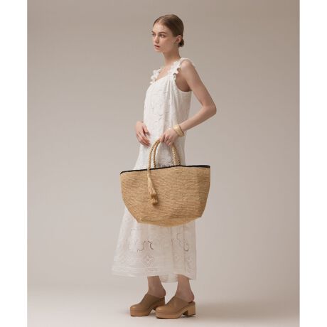 [^ԁF0325331300]Ȍ̃tґȃJbg[NhJaA}eBbNȘȂ܂̃T}[hXB_炩ȃfVfނɉf@ׂȂ_ȎhJA؂₩ȃ[hZ܂BƂĴ郊NV[ȃVGbgŁA΂ދG߂łKȒSnBt̃EGXg{D݂Ō񂾁AnȂ߂łBꂽÂ}VbNȃJ[Al̃jAXoiBi`ȋC͂̂܂܂ɁAOWA[ȕ͋CG̎MłB̃fp摜̓TviBeĂ܂Bۂ̏iƎdlAHATCY኱قȂꍇ܂B\߂܂B