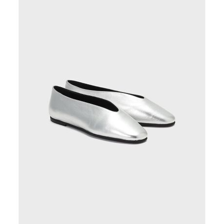 [^ԁF0525372223]POEVE烂[hOVvȃVo[V[YB[߂ɕ_ȃAbp[ɔvVvȃfUCAlXȃX^CɎꑫBtbgȂł͂̊yȗSnAgɊ|CgłBPOEVE/|GFLȌC̓`ÂC^AAFlgBɋ_uPOEVÉAƗƑoc̃tbgEFAuhłB2012NPoesie VenezianeƂЖŐݗAKuG[EReƃZoXeBA[mEReeqɂėĂ܂Bł́Aꂽ_ȃC^AXsbgƃX^ČO[ouhAPOEVEւƐ𐋂Ă܂B