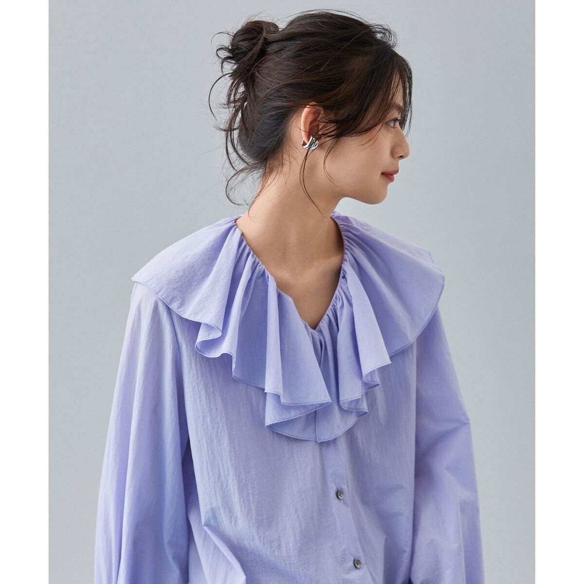 Marisol10月号掲載】ナイロンタスラン ラッフルカラー ブラウス | 23区