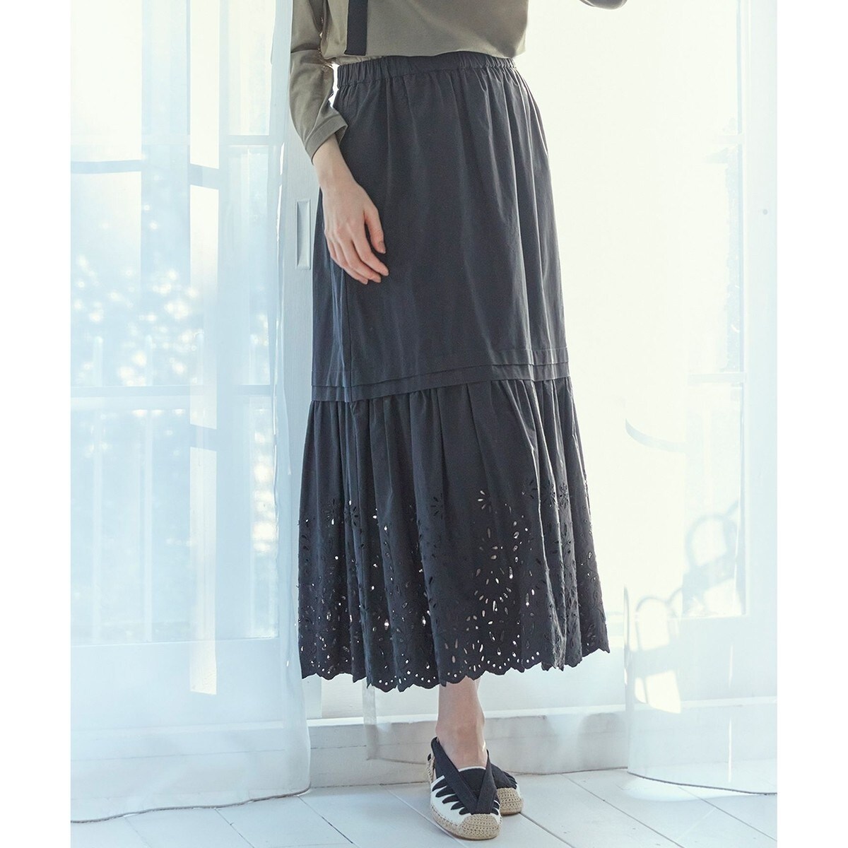 新品タグ付✨23区 【SLOW/一部店舗限定】フラワーエンブロイダリー スカート 新品タグ付✨23区 【SLOW/一部店舗限定】フラワーエンブロイ