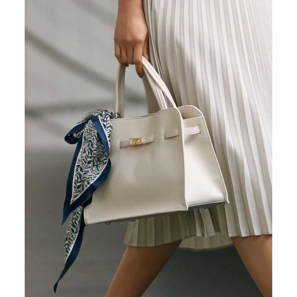 追加》AULENTTI/オウレンティ ベルト付きレザー MIDI BAG バッグ
