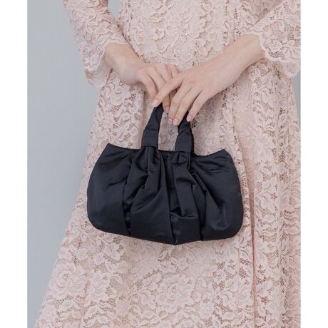 [^ԁFBO3DGS0721]2025 Spring & SummerAPPLAUDIRiAvfB[jAPPLAUDIRiAvfB[jƂ́AtXŁwтEԁxƂӖBp[eBȂǁA؂₩ȃV[ɂ҂APPLAUDIR iAvfB[jV[YłBfUCîubNTefނgp~jobOłBNVƂh[v邱ƂŁARƂ炵tHɎdグĂ܂Bt̃`F[ŁANb`obOƂĂV_[obOƂĂg܂B܂`F[́AVOɂČ|ɂA_uɂănhobOłfUCłB؂₩ȃp[eBV[ł͂ȂAƂoX^C̃ANZgACeƂĂ􂵂܂B摜̓TvgpĂׁAۂɂ͂鏤iƎdlقȂꍇ܂B