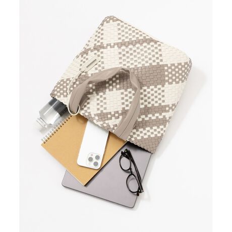 [^ԁFBO3DGM0301]2025 Spring & SummerlC̃bVobOAbvf[gēoIfUCEfނꂢ߃X^CɂAJWAX^Cɂ}b`A`FbNŕ҂ݗĂbVobOłBnh̓\tgɎdグĂ̂ŁA|₷ȂĂ܂B[͂Ao₷A₷fUCłBR[fBl[gV[킸Ax݂̓ʋΒʊwɂ􂵂Ă܂BJ[̓VbNȃubN(#105)ADF̃x[W(#133)AgĥVo[(#191)3FWJłB摜̓TvgpĂׁAۂɂ͂鏤iƎdlقȂꍇ܂B