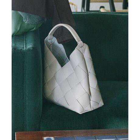 [^ԁFBO3DGM0302]2025 Spring & SummeriǂdグX^CbVȃnhobOfUCEfގ΂߂ɕ҂񂾃Cg`[gnhobOłBɂ͎O\ȃtbg|[`Ă̂ŁA̐₷łBJ̓iXJŗ߂fUCŁAgɂSłBnhŎ₷Aɂ₷dグĂ܂Bʋ΂₨oȂǃV[G߂킸􂵂܂BJ[̓VbNȃubN(#005)ADF̃x[W(#033)2FWJłB摜̓TvgpĂׁAۂɂ͂鏤iƎdlقȂꍇ܂B