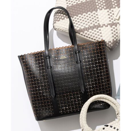 [^ԁFBO3DGM0405]2025 Spring & SummerV[XɊ􂷂ghCNȃfUC̃g[gobOfUCEfރ[X̗lȃJbg{@ׂŃfUĈg[gobOłBl̐T߂ȓ|CgłBA4TCYg[gTCYȂ̂ŁAo₨dV[ő劈􂵂܂BtFCNU[̂߁AVCɂgp܂BJ[̓LƂV[vȈۂ̃ubN(#005)ƗDF̃x[W(#033)2FWJłB摜̓TvgpĂׁAۂɂ͂鏤iƎdlقȂꍇ܂B