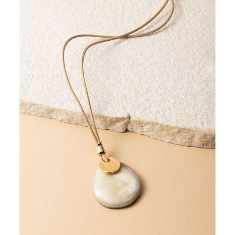 [^ԁFAS3DGA0012]2025 Spring & SummerX^CÕANZgɁBVvȂ瑶݊lbNXfUChbv^̐pɃ~jRC킹R^CṽlbNXłBGߊ̂fނ̃C[WpłA^ƍ킹邱ƂŁAI[V[YgsIȈۂɂȂĂ܂BR^CvȂ̂ŁAOɂV[gɂƁAR[fBl[gɍ킹ĎRɒ\łBR[h̐[ɂ^|CgɁBJ[̓V[YXɂg܂BJ[͏_炩ۂ̃x[W(#033)ƃJWAȕ͋C̃_[NuE(#035)2FWJłBVȒfނgpĂ邽ߌ̍A11F╿̏oႢ܂B摜̓TvgpĂׁAۂɂ͂鏤iƎdlقȂꍇ܂B