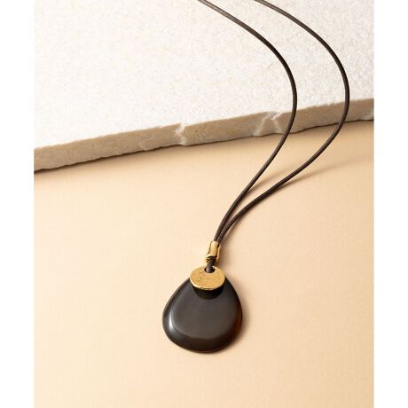 [^ԁFAS3DGA0012]2025 Spring & SummerX^CÕANZgɁBVvȂ瑶݊lbNXfUChbv^̐pɃ~jRC킹R^CṽlbNXłBGߊ̂fނ̃C[WpłA^ƍ킹邱ƂŁAI[V[YgsIȈۂɂȂĂ܂BR^CvȂ̂ŁAOɂV[gɂƁAR[fBl[gɍ킹ĎRɒ\łBR[h̐[ɂ^|CgɁBJ[̓V[YXɂg܂BJ[͏_炩ۂ̃x[W(#033)ƃJWAȕ͋C̃_[NuE(#035)2FWJłBVȒfނgpĂ邽ߌ̍A11F╿̏oႢ܂B摜̓TvgpĂׁAۂɂ͂鏤iƎdlقȂꍇ܂B