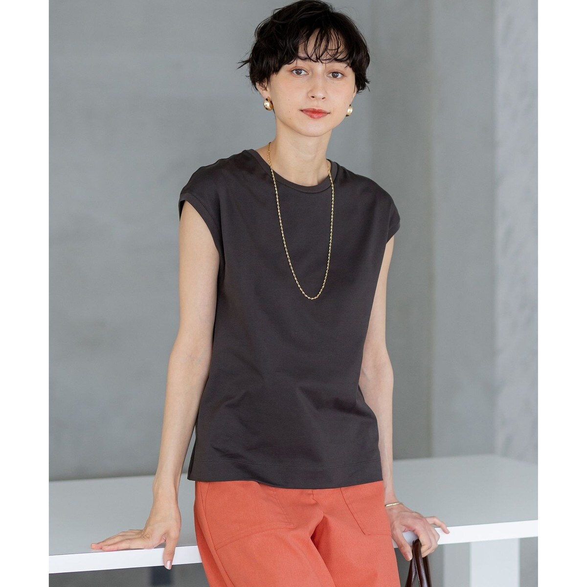 SACRAサクラ　フォールデッドラインコットントップス　ネイビー38 SACRA】フォールデッドライン ロゴカットソー | 23区(23KU