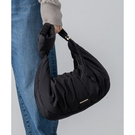 [^ԁFBO3DGW0405]2025 Autumn & WinteryʑfނɒȂՂlߍ񂾁AghՂ̃fUCfUCӂƂ_炩VGbg̃pfbgV_[obOB悭{[̂V_[Xgbv́Aɂ₳tBbgĎSnQBV_[̓MU[񂹂ƌ̒ɁAL΂Ǝ΂߂̃V_[ɕω܂Bigɂ҂̎[͂ŁAX}zEzE|[`Ȃǂ܂܂BVvȂ炱ȂꂽۂŁAJWAR[f̃ANZgƂĂAVvX^C̃nYɂ߂łBJ[̓V[I΂ȂVbNȃubN(#005)AghJ[̃_[NuE(#035)2FWJłB摜̓TvgpĂׁAۂɂ͂鏤iƎdlقȂꍇ܂B