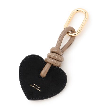 [^ԁFZZ3DGW6506]2025 Autumn & Wintern[g^ANZgɂȂl킢`[fUCXG[hƓƓ̃VH{ꂽGĩRr|Cg̃`[łBn[gƋqAU[R[h̓IȌіڂANZgɂȂĂ܂BS[hJ[̋ŃobÕnht@Xi[ɊȒPɎtĒ̂ŁA̓̋Cɍ킹āAD݂̃obOɋCyɕtւ\łBfjȂǃ{gX̃xg[vɂĒAG炵X^CO߂łBJ[́An[gAU[R[hɃGifނgpubN(#005)A_[NuE(#035)2FƁAXG[h̃n[gɃGĩU[R[hgݍ킹L~_[NuE(#034)AJ[L~_[NuE(#054)AubN~J(#905)3F̌v5FWJłB舵X܁E}߂{XEXEWFCA[É^JV}X摜̓TvgpĂׁAۂɂ͂鏤iƎdlقȂꍇ܂B