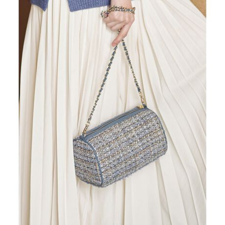 [^ԁFBO3DLS0002]2026 Pre SpringcC[hfނgiȃ~jV_[obOfUCEfފۂ݂ттtHIȁAV_[(`)fUC̃V_[obOBӏ̂lXȎD荞܂ĂAiȃfUCɎdオĂ܂Bgbvɂ̓^t@Xi[zuAJ₷pQBt@Xi[̃tFCNU[^OƁAt@Xi[̈ɂꂽS[h̃`[fUC̃ANZgɂȂĂ܂B`F[Xgbv̓tFCNU[҂ݍ񂾃S[h`F[fUCŁA|΂ߊ|ƂĂgfUCłBp[eB[V[͂AJWAX^C̃ANZgƂĂ􂵂Ă܂BJ[͏_炩ȃeRb^~bNX(#334)Ai̗ǂu[~bNX(#370)AVbNȈۂŃV[킸gubN~bNX(#305)3FWJłBGIOLICAЃC^A̐nYnvg[ɂ2008NɐݗB ӏgpt@V[cB[hȂǂ̐߂ӁB C^A炵ZX̂悢ntXEC^ÃnCuh]𓾂Ă܂BV[YGIOLICAcC[h m[J[ {^ WPbg(i:JKWOLS0013)GIOLICAcC[h m[J[ WPbg(i:JKWOLS0014)GIOLICAcC[h V_[obO(i:BO3DLS0001)摜̓TvgpĂׁAۂɂ͂鏤iƎdlقȂꍇ܂B