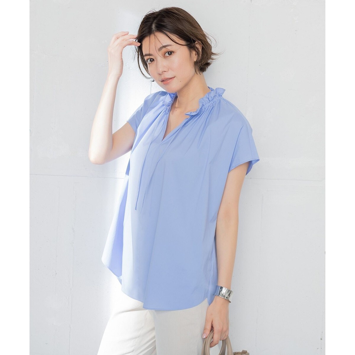 洗える】コットンナイロンストレッチ フリルネック ブラウス | 23区