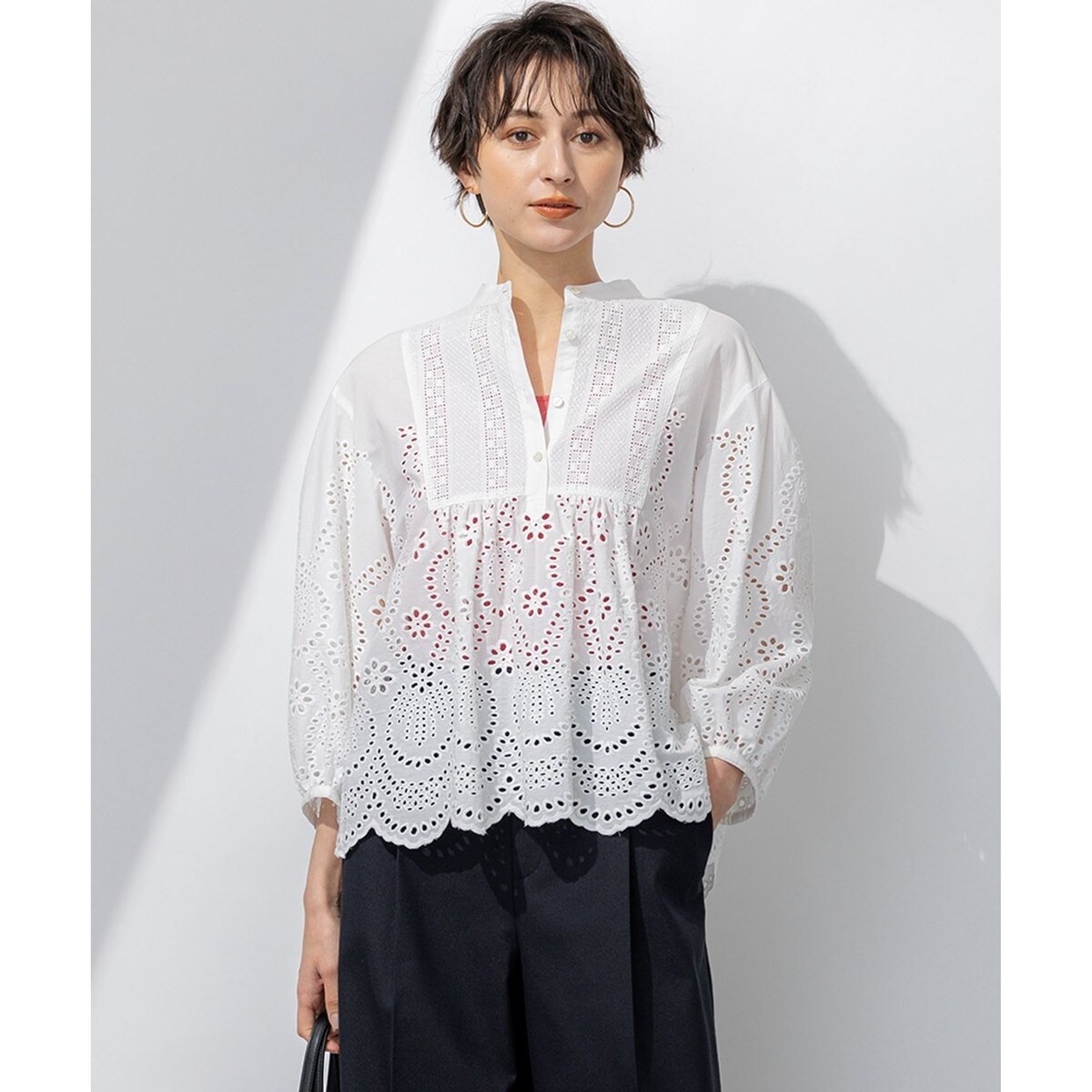 洗える】コットンエンブロイダリー クロップド ブラウス | 23区