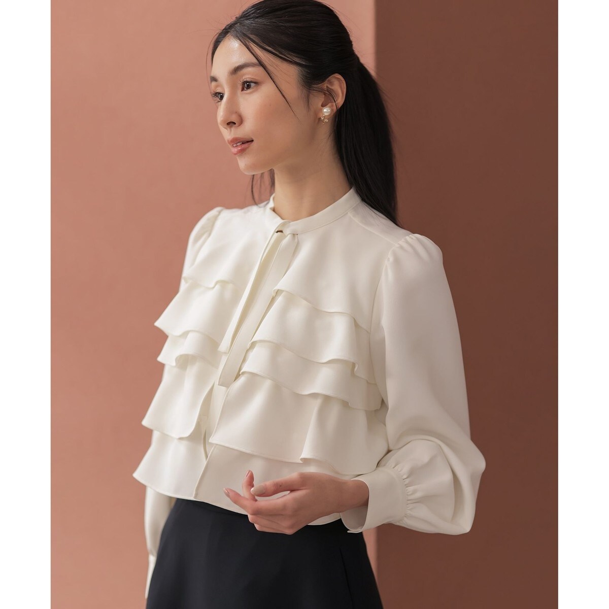 KUMIKYOKU NAVY】コンフォータブルドレープ フリルブラウス | 組曲