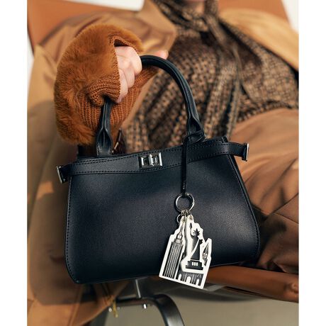 [^ԁFZZ3MGW0205]2025AW ICBIWi5ssC[W`[oꁡfUCNew York̏ےIȃV{ł錚z`[tɂ`[łB|bvȂAICB炵mg[őlȗVѐŜfUCłBXgbvŃobOւ̎t\łBۃJriƃiXJő̃`[ɎtAȂǂĂƂ\łBi̎舵@ɂ܂ẮA^OɋLڂĂu舵̒ӁvmFB̐̓Tvĩf[^łBۂ̏iƎdlقȂꍇ܂Bi摜̓TvgpĂ邽߁Aۂɂ͂鏤iƐFTCYȂǂ̎dlɕύXꍇ܂B\߂B