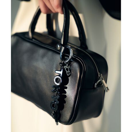 [^ԁFZZ3MGW0208]2025AW ICBIWi5ssC[W`[oꁡfUC|eƂAt@xbgp[cTOKYOACpNĝfUC`[ƂȂĂ܂B傫߂̊ۃJriĂAobOɂЂAȂǂĂL[OƂĎgp邱Ƃ\łB̓ss`[ƍ킹Ă̂߂łBi̎舵@ɂ܂ẮA^OɋLڂĂu舵̒ӁvmFB̐̓Tvĩf[^łBۂ̏iƎdlقȂꍇ܂Bi摜̓TvgpĂ邽߁Aۂɂ͂鏤iƐFTCYȂǂ̎dlɕύXꍇ܂B\߂B