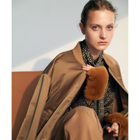 [^ԁFZZ3MGW0501]2025AWfUCND]t@[܂VFēoBǴAx[VbNȃJ[ɉAgh̃LuEAlCr[ꂽ4FWJłBGꂽȂ悤ȏiŏ_炩ȃtFCNt@[gpĂ܂Bjbg蔧G̗ǂgpĂASn̗ǂdlƂȂĂ܂Bwodl̂߁At܂܃X}[gtHȂǂ𑀍삷邱Ƃ\łBi̎舵@ɂ܂ẮA^OɋLڂĂu舵̒Ӂvu\vmFB̐̓Tvĩf[^łBۂ̏iƎdlقȂꍇ܂Bi摜̓TvgpĂ邽߁Aۂɂ͂鏤iƐFTCYȂǂ̎dlɕύXꍇ܂B\߂B