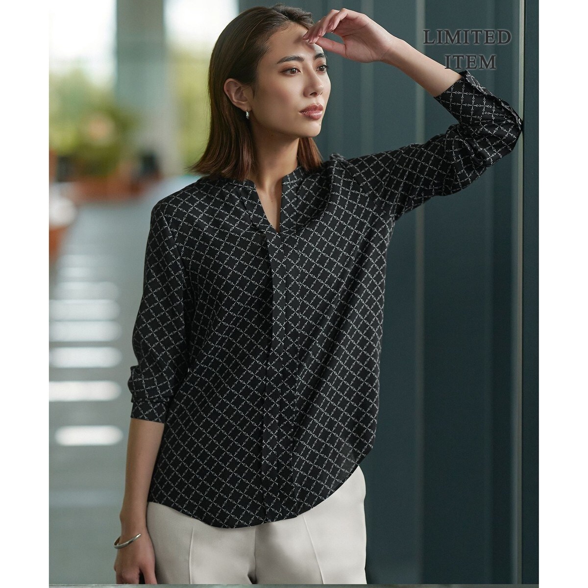 【WEB限定・接触冷感・UVケア・速乾・洗える】BackSatinAmunzen キーネックブラウス