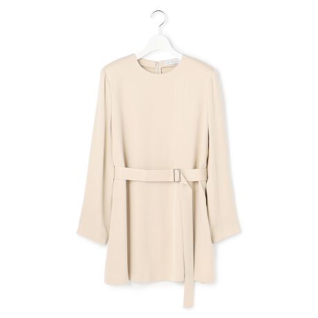 [^ԁFBLCMGW0952]2025 Autumn/Winter Collection3́uevervjƂICB̃nCO[hȏiłB𒴂Ď󂯌p邱ƂڎwĂ܂BꕔX܁AWEB̃ACełBfUC`jbNOX̃vI[o[uEXłBvI[o[łWPbĝ悤ȌڎwAÔł錨pbhĂ܂B̂LvfނłA邱ƂŃV[vȈۂŒpꖇłBt̃xgŃEGXg}[NȂAV[ỸChpcƍ킹X^CO߂łBfރTXeBiufނ̃Lv100gpTefނłBLvĽƗAoɂ܎ɂogp邱ƂœƓȖĉ݂Ɏdグ܂B\ʂ̓tBu^b`ŁADȂ߂炩ȔG肪łBi̎舵@ɂ܂ẮA^OɋLڂĂu舵̒Ӂvu\vmFB̐̓Tvĩf[^łBۂ̏iƎdlقȂꍇ܂Bi摜̓TvgpĂ邽߁Aۂɂ͂鏤iƐFTCYȂǂ̎dlɕύXꍇ܂B\߂B