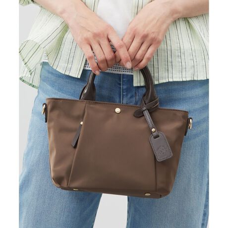 [^ԁFBO2JCS0350]g[gƎ΂߂2waydlIRpNgȂ炵Ǝ[łAg̃U[lȈۂ̃obOfUCiCƋvRrl[VAfC[ɂsł􂷂|VFbgobOBg[gƎ΂߂łgp2waydlłBăybg{gⒷzeʂŁAt@Xi[JňSĂgp܂Btg̃t@Xi[|Pbgɂ̓L[`[pXP[XqiXJt̃xgzAX}[gtHcɎ[ł|PbgƁAɂ|PbgtĂAו₷@\IȃACełBǂȃR[fBl[gɂ킹₷AVvŃLCȃfUCBJ[́Agbh炵lCr[(#075)AWEB̃^[RCYu[(#071)Aꂽۂ̃CgO[(#003)A킹₷ubN(#005)A_炩炵x[W(#133)A؂₩ȃCG[(#040)A炵sN(#012)AVbNŕîuE(#030)A[݂lۂ_[NO[(#065)Au₩Ő̂TbNXu[(#073)łB fޔ̃LC߂ȃiCfނłBʂAƐ@̂ŉJ̓łgAĂꂵ₷ŷBv͉̂邵Ƃ݂̂̂gpBvŒg܂B V[YACeEV_[obO(BO2JCS0310)Eg[gobN1(BO2JCS0320)Eg[gobN2(BO2JCW0330)E~fBAg[gobN(BO2JGM0360)ʂ͉îł͂܂BBi摜̓TvgpĂ邽߁AFTCY̎dlɕύXꍇ܂̂ŁA\߂B