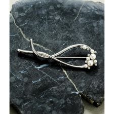 パール調ツイスト ブローチ