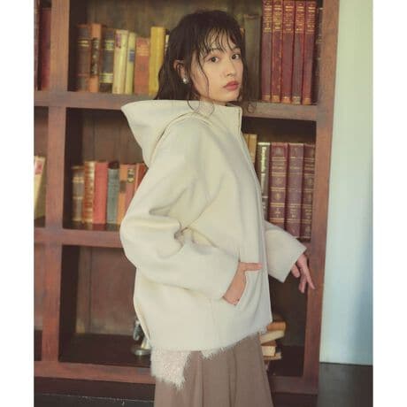 [^ԁFJKPFGW0001]t[hfUCŊ؂₩I񂵖\̃V[gR[gfUC{fBCEɂ\V[gR[gBc݂Ɠ̂fނ͒悢ۂ݂̂鈤炵tH܂BX^hJ[瑱傫ڂ̃t[h͏ȈۂoĂ܂B}jbVȕ͋C̒ɂ炵oĂAE^[łByFabricz\ʂ̓tFĝ悤ȔNтŁÂ݂闎͋Cƍ̂镗͓IBVɂȂɂAdȂ̂ŒԒpĂɂ₷̃|CgłByStylingz킹ACeȂ\AE^[Bs[XXJ[gA炵R[fɃJWAvX~bNXR[fɂ߂łBi摜̓TvgpĂ邽߁AFTCY̎dlɕύXꍇ܂̂ŁA\߂B