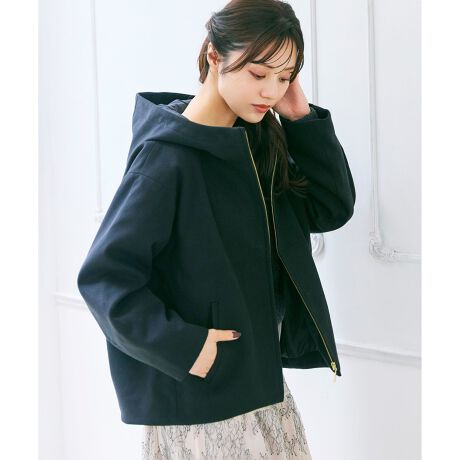 [^ԁFJKPFGW0001]t[hfUCŊ؂₩I񂵖\̃V[gR[gfUC{fBCEɂ\V[gR[gBc݂Ɠ̂fނ͒悢ۂ݂̂鈤炵tH܂BX^hJ[瑱傫ڂ̃t[h͏ȈۂoĂ܂B}jbVȕ͋C̒ɂ炵oĂAE^[łByFabricz\ʂ̓tFĝ悤ȔNтŁÂ݂闎͋Cƍ̂镗͓IBVɂȂɂAdȂ̂ŒԒpĂɂ₷̃|CgłByStylingz킹ACeȂ\AE^[Bs[XXJ[gA炵R[fɃJWAvX~bNXR[fɂ߂łBi摜̓TvgpĂ邽߁AFTCY̎dlɕύXꍇ܂̂ŁA\߂B