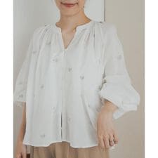 リーフモチーフラメ刺繍ブラウス