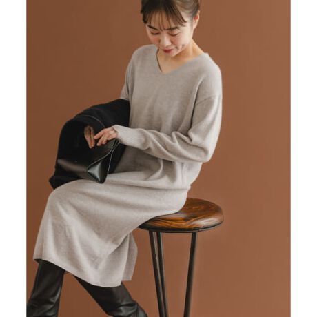 カシミヤ混ラムウールVネックニットワンピース | アーバンリサーチ  