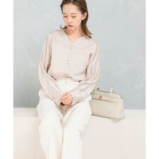 ボタンデザインサテンVネックブラウス