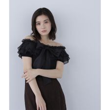 ナチュラルビューティーベーシック(NATURAL BEAUTY BASIC)のオフショルフリルリボンニット