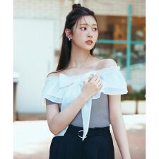 ナチュラルビューティーベーシック(NATURAL BEAUTY BASIC)のオフショルフリルリボンニット