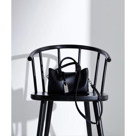 [^ԁF0175282702]NBBŒԃfUC̃{Xg^obOłB{fB̑Oɔzꂽӂ݂̂邠|PbǵAgbṽ}Olbgŏ_炩JdlB̓t@Xi[ł̂ŁÃmSłB^b`̗ǂZ~}bgȃtFCNU[̎NBB̃^v[g|CgB|łV_[XgbvtłBf̒p摜̏ꍇA̓ɂAۂ̐FƈقȂČ邱Ƃ܂BF́AiAbv̉摜QƂ