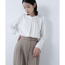 ナチュラルビューティーベーシック(NATURAL BEAUTY BASIC)のフロントタックブラウス