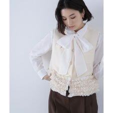 ナチュラルビューティーベーシック(NATURAL BEAUTY BASIC)のフリルヘムメタルボタンジレ